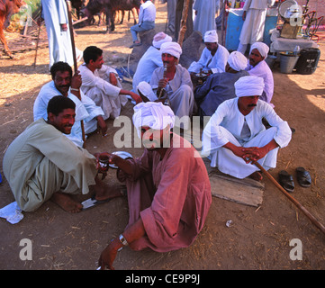 Eine Gruppe von ägyptischen Männern Sheesha/Shisha Pfeife rauchen und trinken Tee, Assuan, Ägypten Stockfoto