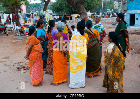 Indische Frauen in traditioneller Kleidung in Hampi Bazaar Street in Hampi, Karnataka, Indien versammeln sich zur Stockfoto