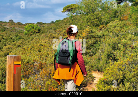 Portugal, Algarve: Frau zu Fuß auf einer Strecke von der Wanderroute der hängenden sieben Täler Stockfoto