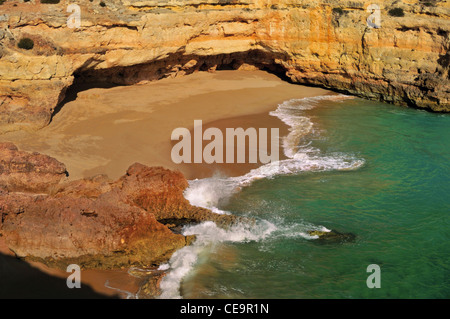 Portugal, Algarve: Felsige Bucht Praia da Albandeira in der Nähe von Porches Stockfoto