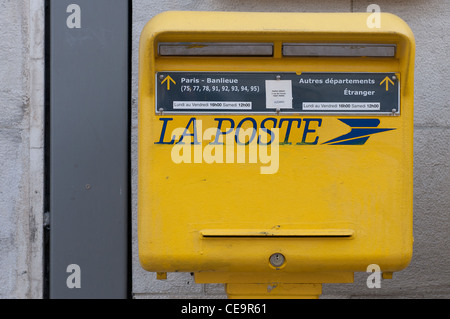 gelbe französischer Briefkasten Stockfoto