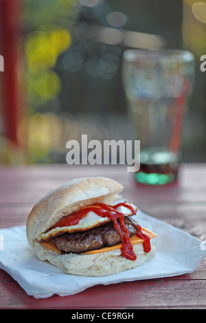 Burger essen auf der Straße Stockfoto