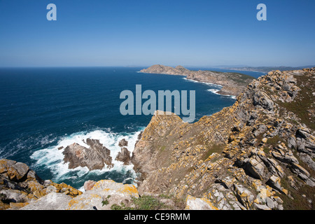 Illa Faro Blick nach Norden in Richtung Monteagudo - Inseln im Atlantischen Ozean von Galizien Nationalpark, Provinz Pontevedra, Galicien, Spanien Stockfoto