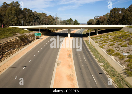 Eine befahrbare Brücke über eine vierspurige Autobahn, Canberra, Australien Stockfoto