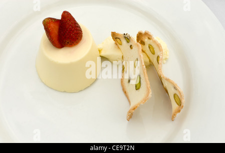 Vanille Pannacotta, begleitet von einem Pistazie Wafter Stockfoto