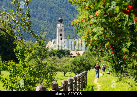 Riverside Weg zur Kirche von San Pancrazio neben den mittelalterlichen Mauern umgebene Stadt der Stadt Glurns Glurns. Val Venosta, Italienische Alpen Stockfoto