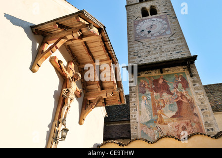 Die Kirche von San Pancrazio neben der mittelalterlichen walled Stadt der Stadt Glurns Glurns. Val Venosta, Italienische Alpen, Italien Stockfoto