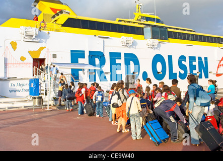 Fluggästen, die Fred Olsen Linie Autofähre Benchijigua Express im Hafen von Los Cristianos, Teneriffa, Kanarische Inseln Stockfoto