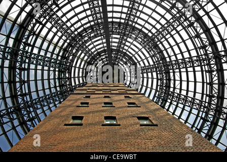 Der Stahlrahmen, kegelförmigen Decke für ein Einkaufszentrum in Melbourne, Victoria, Australia Stockfoto