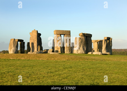 Stonehenge in Wiltshire, England, aufgenommen an einem kalten Wintertag.  Diese prähistorische Monument stammt aus der Bronzezeit Stockfoto