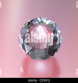 Studiofotografie einer Diamant-Kugel aus Glas in rötliche zurück gemacht Stockfoto