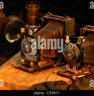 Stillleben mit zwei nostalgischen Kameras und Zubehör. Studio in warm getönten Ambiente erschossen Stockfoto