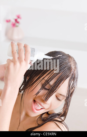 Frau Dye Haare Stockfoto