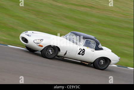 1964 Jaguar E-Type 'Semi Lightweight' während der Fordwater Trophy-Rennen in 2011 beim Goodwood Revival, Sussex, UK. Stockfoto