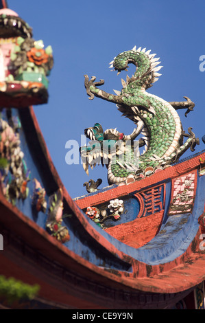 ein Schuss von Drachen Ornament-Verzierungen auf einen chinesischen Tempel, ist an der Kuan Yin Teng von Georgetown, Penang, Malaysia Foto übernommen. Stockfoto