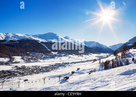 Blick hinunter auf typische Alpine Skigebiet und ski-Pisten, Livigno, Italien, Europa Stockfoto