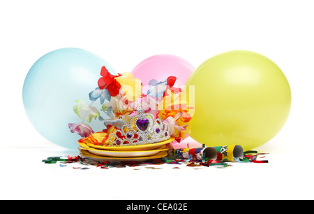 Geburtstag Partydekorationen isoliert auf weiss. Stockfoto