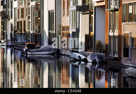 Moderne Wohnungen auf dem Wasser. Sporenburg, Docklands in Amsterdam, Holland. Stockfoto