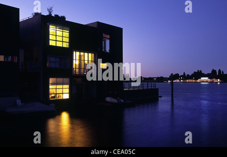 Moderne Wohnungen auf dem Wasser. Sporenburg, Docklands in Amsterdam, Holland. Stockfoto