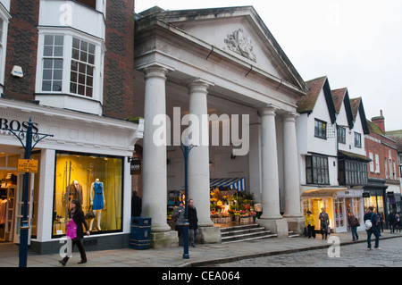 GUILDFORD, ENGLAND, 25. Januar 2012. Shopper in Guildford High Street Stockfoto