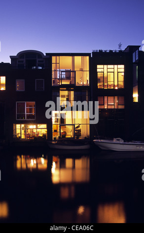 Moderne Wohnungen auf dem Wasser. Sporenburg, Docklands in Amsterdam, Holland. Stockfoto