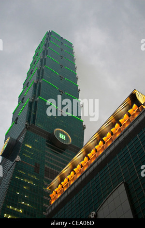 Taipei 101 in der Abenddämmerung mit grün leuchtet, Taipei, Taiwan Stockfoto