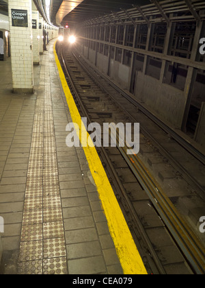 u-Bahn-Bahnsteig Stockfoto