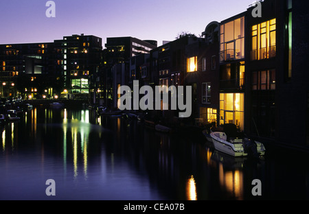 Moderne Wohnungen auf dem Wasser. Sporenburg, Docklands in Amsterdam, Holland. Stockfoto