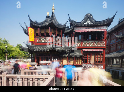 Touristen zu Fuß zum Huxinting Teehaus Yu Gardens Basar; Yuyuan; Nanshi; Shanghai; China Stockfoto