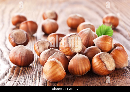 HaselnГјsse auf einem Holztisch. Nahaufnahme. Stockfoto