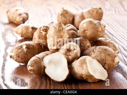 Topinambur auf einem Holztisch Stockfoto