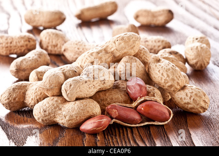 Erdnüsse auf einem Holztisch. Stockfoto