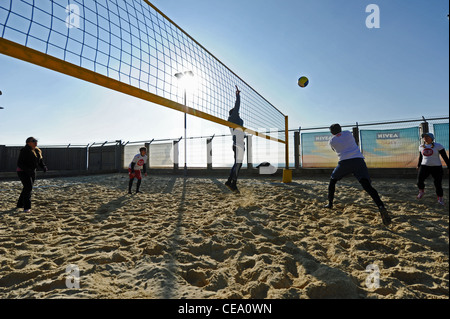 Aktion auf den Beachvolleyballplätzen in werden Zentrum Brighton Seafront Sussex UK Stockfoto