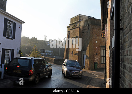 Verkehr kommt über die Brücke über den Fluss und Kanal am kleinen Dorf von East Farleigh in Kent UK Stockfoto