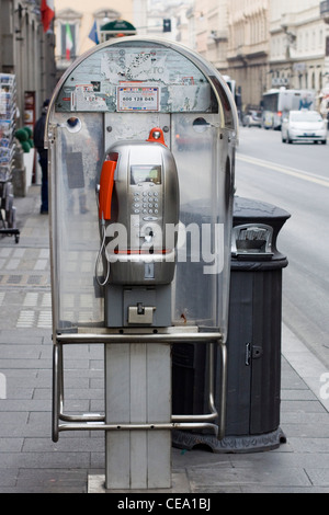 Öffentliche Münztelefone auf den Straßen von Rom Italien Stockfoto