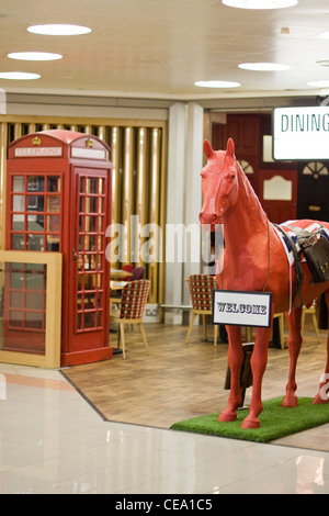 Modellieren Sie rote Pferd und rote Telefonzelle in Heathrow Airport London England Stockfoto