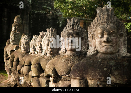 Statuen am Südtor Angkor Thom Temple. Angkor, Siem Reap, Kambodscha Stockfoto