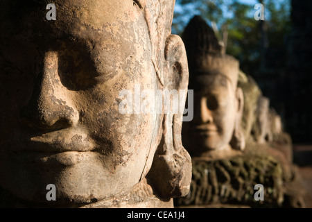 Statue am Südtor Angkor Thom Temple. Angkor, Siem Reap, Kambodscha Stockfoto