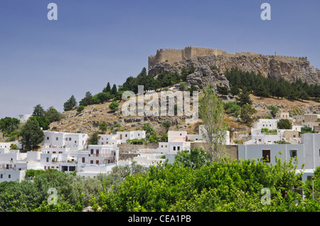 Akropolis von Lindos mit Blick auf weiß getünchten Stadt Lindos, Rhodos, Griechenland Stockfoto