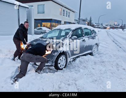 Schieben einen gestrandeten Fahrzeug nach einem Schneesturm, Reykjavik Island Stockfoto