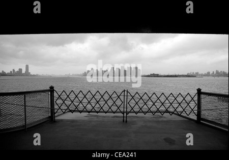 Lower Manhattan Skyline gesehen von hinten von der Fähre nach Staten Island, New York City, USA. Stockfoto