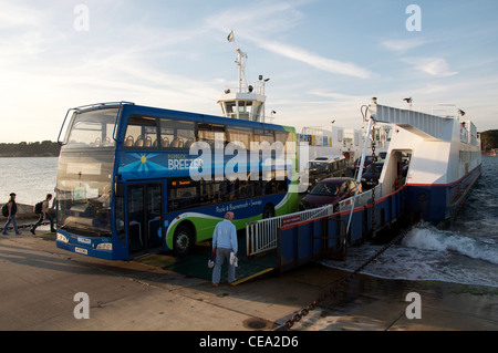 Ein Doppeldecker-Bus fährt von der Sandbänke Kette Fähre, die die Mündung des Poole Harbour Shell Bay durchquert. Dorset, England, Vereinigtes Königreich. Stockfoto