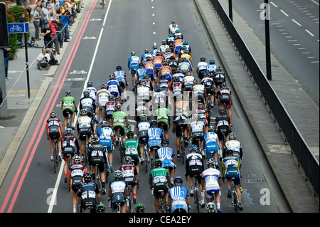 Blick auf das Hauptfeld von oben in das Straßenrennen der Stufe 8 der Tour of Britain 2011 Stockfoto