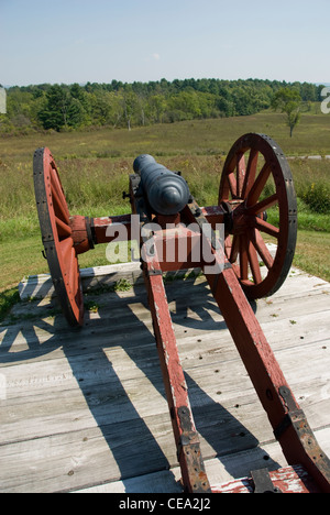 Kanone im Neilson Farm House auf Bemis Heights auf dem Schlachtfeld Saratoga (rekonstruiert). NY, USA. Stockfoto