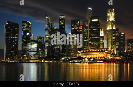 Asien-Singapur-Stadt Skyline bei Nacht Stockfoto