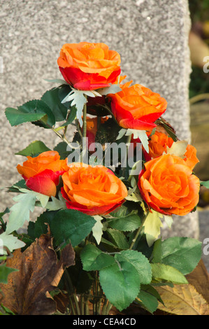 Blumen auf ein Grab auf einem Friedhof Stockfoto