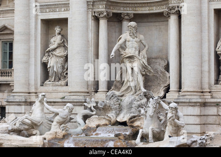 Der Trevi-Brunnen in der Mitte von Rom Italien die Fontana di Trevi Stockfoto