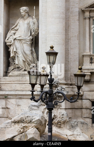 Der Trevi-Brunnen in der Mitte von Rom Italien die Fontana di Trevi Stockfoto