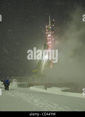 Während eines Schneesturms am Morgen des Starts von Expedition 29 auf der internationalen Raumstation ISS am Weltraumbahnhof Baikonur in Kasachstan, Montag, 14. November 2011 ist Sojus auf der Startrampe der Sojus TMA-22-Rakete auf der Startrampe gesehen. Image Credit: NASA/Carla Cioffi Stockfoto