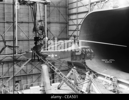 Sikorsky-Hubschrauber In dieser Aufnahme im Jahr 1944 einer der Langley Research Center Sikorsky YR-4 b/HNS-1 Hubschrauber ist in 30 x 60 Full Scale Tunnel zu sehen. Ein Techniker richtet ein Kamera-Ausrüstung für Stop-Aktion Rotorblatt Fotos. Sikorsky baute hunderte von r-4 Hubschrauber während des zweiten Weltkriegs. Es war der erste massenproduzierte Hubschrauber. Bild-Gutschrift: NASA Stockfoto